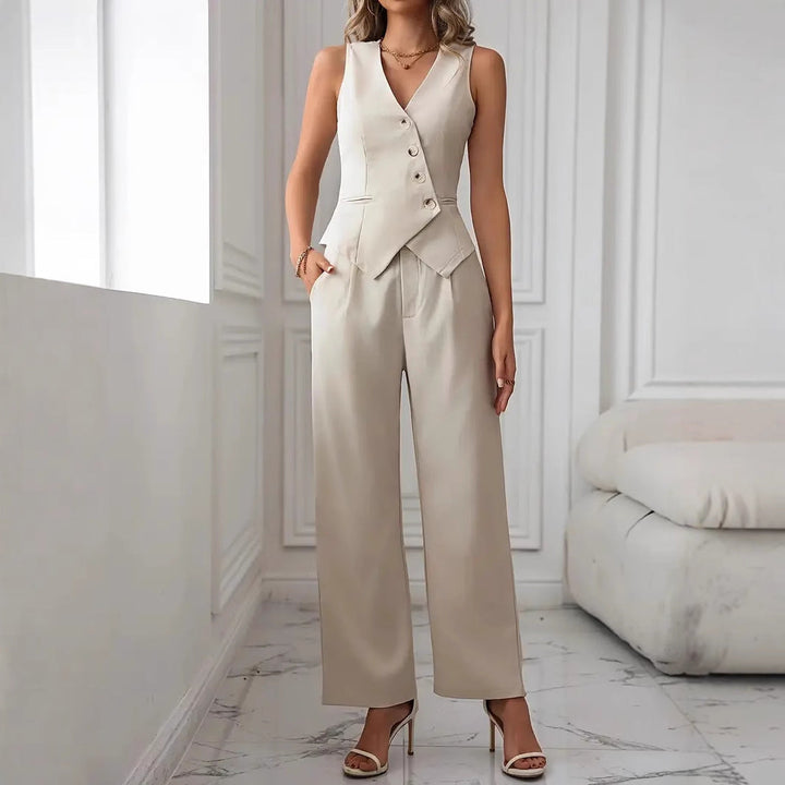 Completo donna elegante off-white: gilet formale e pantaloni chic. Perfetto per occasioni speciali e ufficio.
