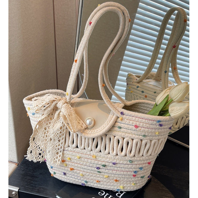 Borsa da donna in paglia intrecciata con dettagli colorati. Design unico e spazioso per ogni occasione estiva.