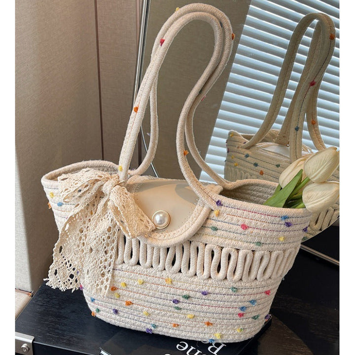 Borsa da donna in paglia intrecciata con dettagli colorati. Design unico e spazioso per ogni occasione estiva.