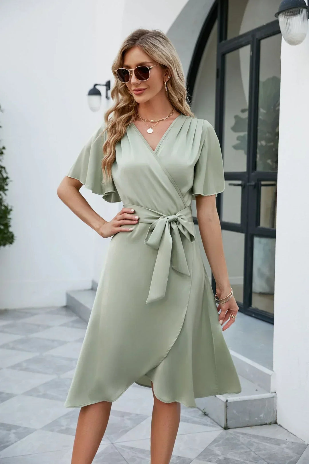 Abito midi estivo donna elegante con cintura e scollo a V. Ideale per look casual chic e freschi. Ottimo per l'estate.