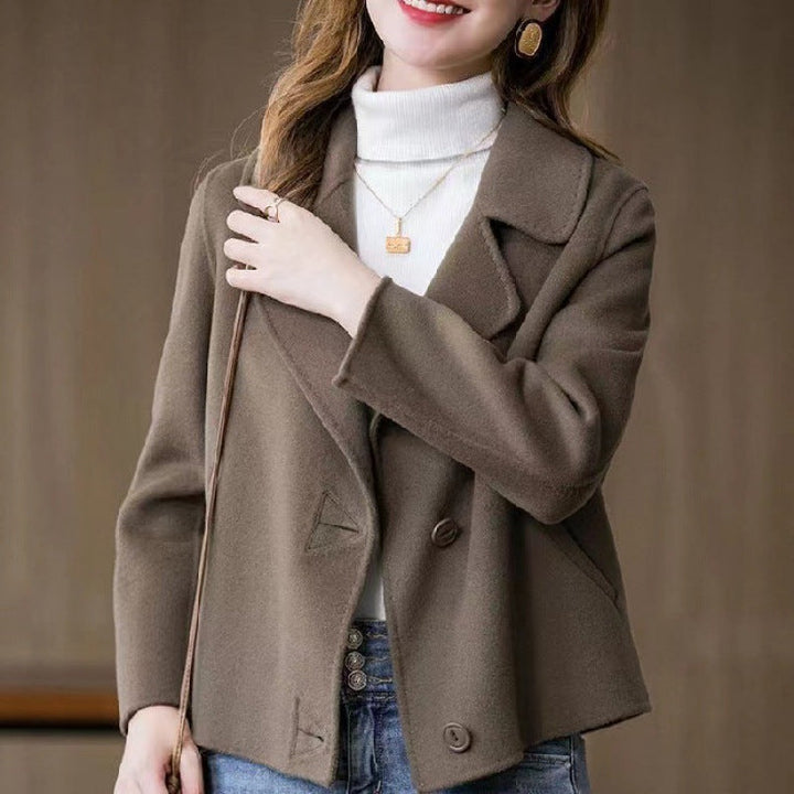 Elegante cappotto donna corto strutturato, ideale per outfit autunnali con un tocco di moda contemporanea.
