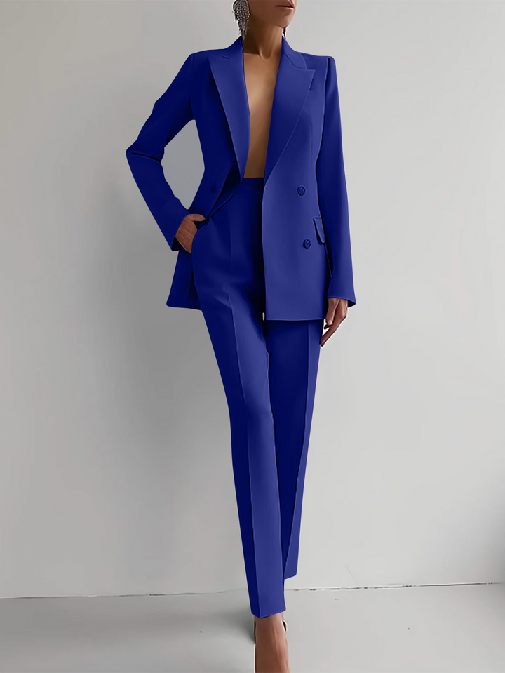 Completo femminile con giacca e pantalone, ideale per un outfit versatile. Perfetto per la moda donna di classe.