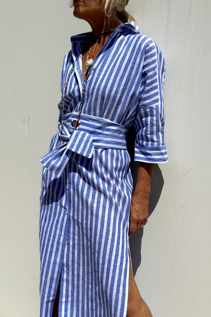 Abito blu a righe da donna con cintura annodabile, ideale per un look estivo elegante ma casual e confortevole.