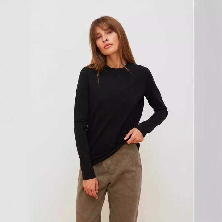 Top donna casual a maniche lunghe, confortevole e moderno. T-shirt girocollo essenziale, perfetta per ogni occasione.