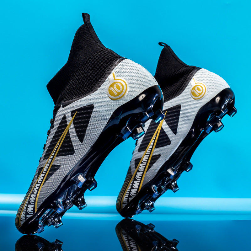 Scarpe da calcio alte da uomo AG con tacchetti specifici per grip e trazione su superfici artificiali.