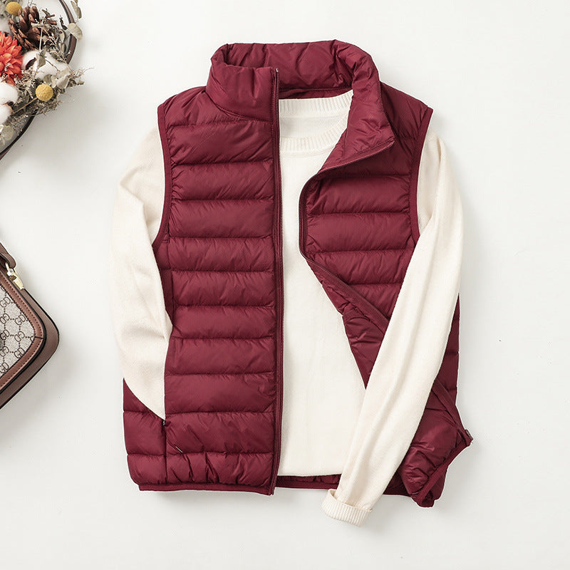 Donna con gilet piumino leggero, abbinato a jeans, per un look casual da passeggio, ideale per il tempo libero.