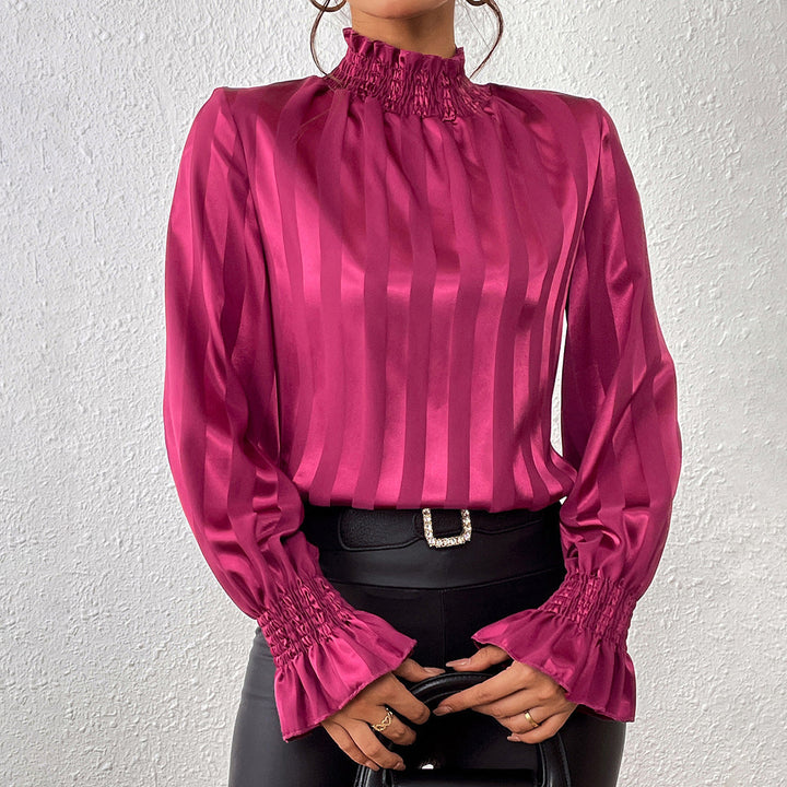 Camicetta donna elegante con collo alto e maniche a balze, perfetta per l'ufficio o serate chic.