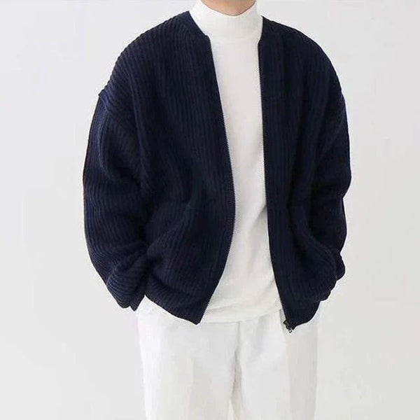 Cardigan uomo autunnale a coste, zip intera. Vestibilità comoda, essenziale per moda maschile casual.