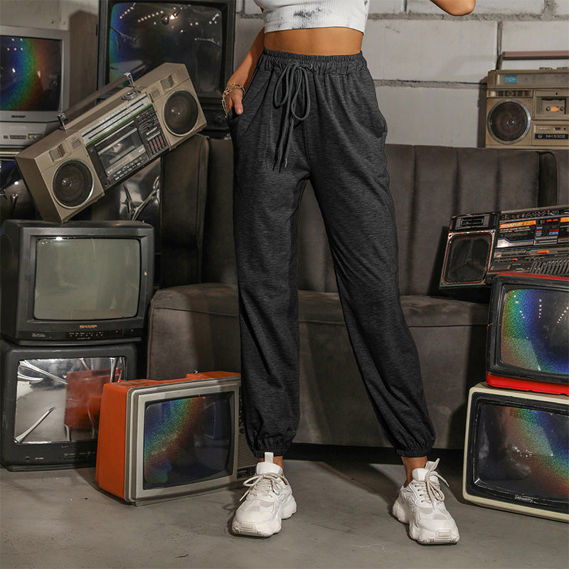 Pantaloni jogging da donna grigi casual con coulisse, perfetti per comfort e stile rilassato nel tempo libero.