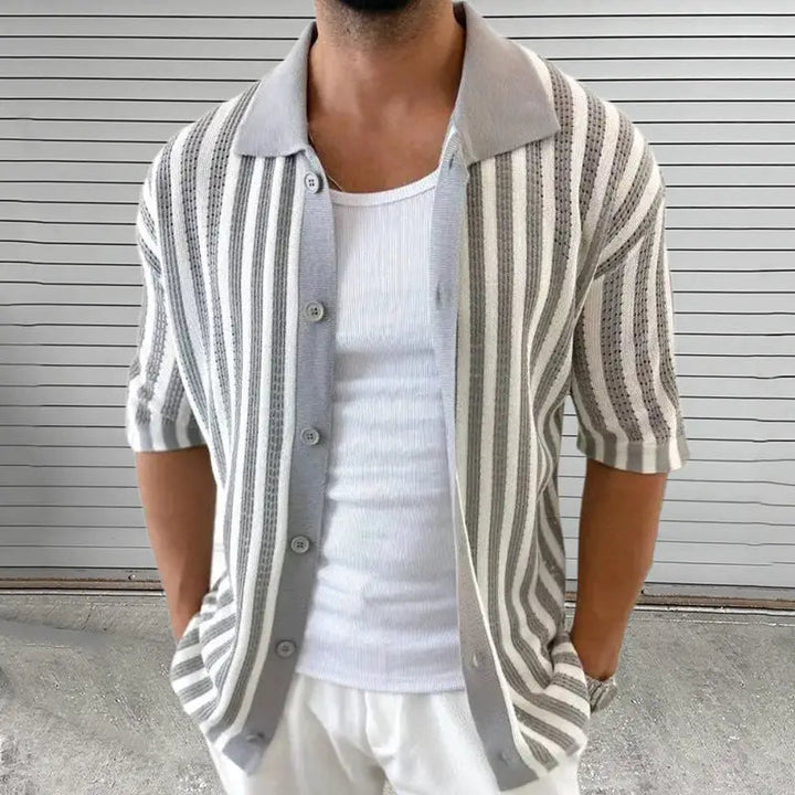 Camicia uomo estiva casual a maniche corte con bottoni, design a righe per un look maschile moderno.