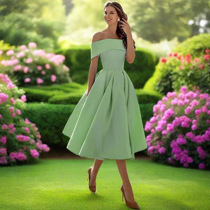 Vestito midi donna senza spalline, vista laterale, look estivo elegante e fluttuante per la moda.