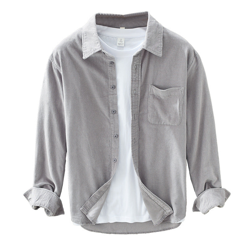 Primo piano texture camicia uomo maniche lunghe, stile retrò-casual per un look confortevole.