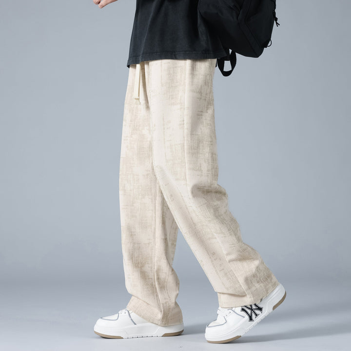 Versatili pantaloni uomo in velluto a coste, vita con cordoncino, perfetti per un outfit autunnale casual e confortevole.