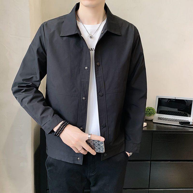 Giacca da uomo leggera con bottoni, ideale per outfit casual e comfort nella moda maschile primaverile.