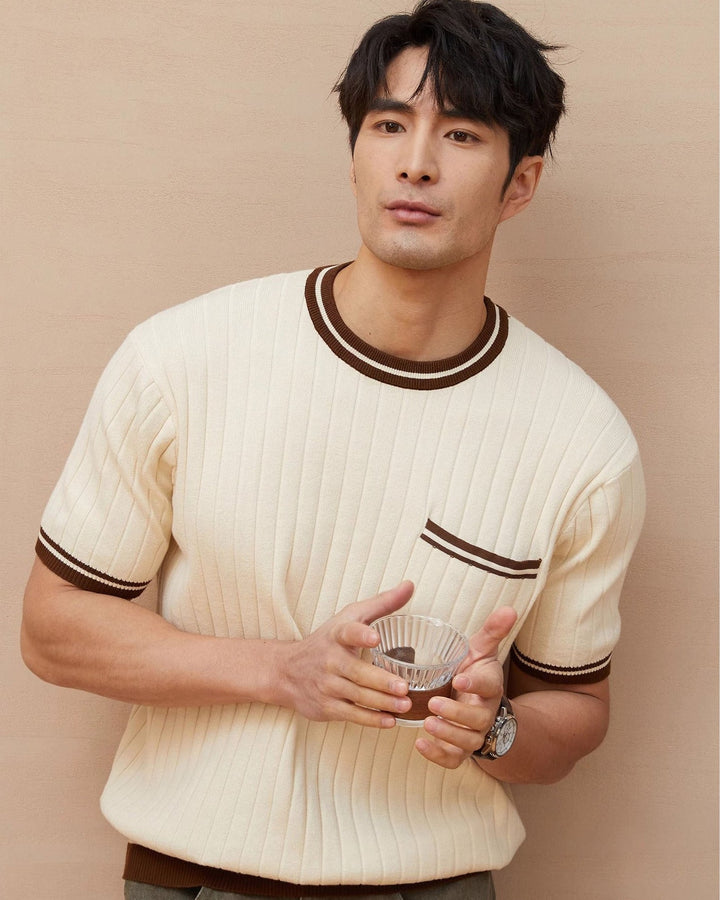 T-shirt uomo a costine beige, girocollo. Maniche corte, comfort quotidiano, look casual chic per il tempo libero.