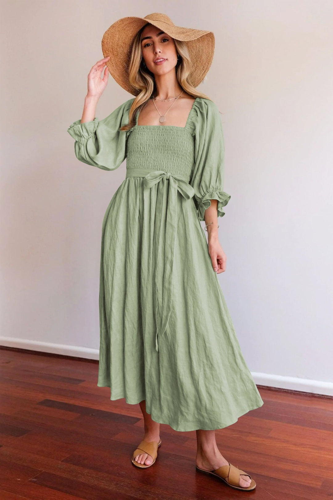 Splendido abito lungo da donna con scollo a V e laccio in vita, perfetto per un'eleganza romantica estiva.