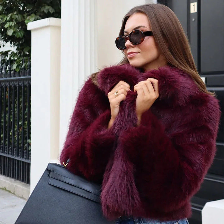 Elegante cappotto donna invernale rosso vino, con collo a risvolto. Calda giacca moda autunnale per stile avvolgente.