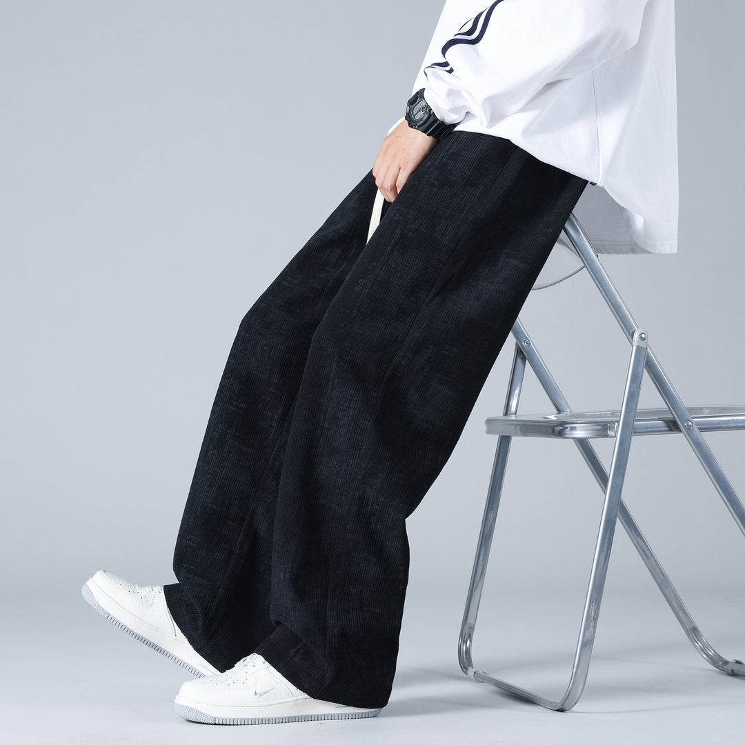 Pantaloni uomo in morbido velluto a coste, con vita elastica e cordoncino regolabile, per massimo comfort autunnale.
