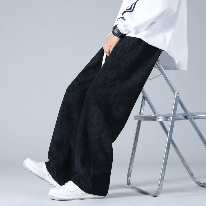 Pantaloni uomo in morbido velluto a coste, con vita elastica e cordoncino regolabile, per massimo comfort autunnale.