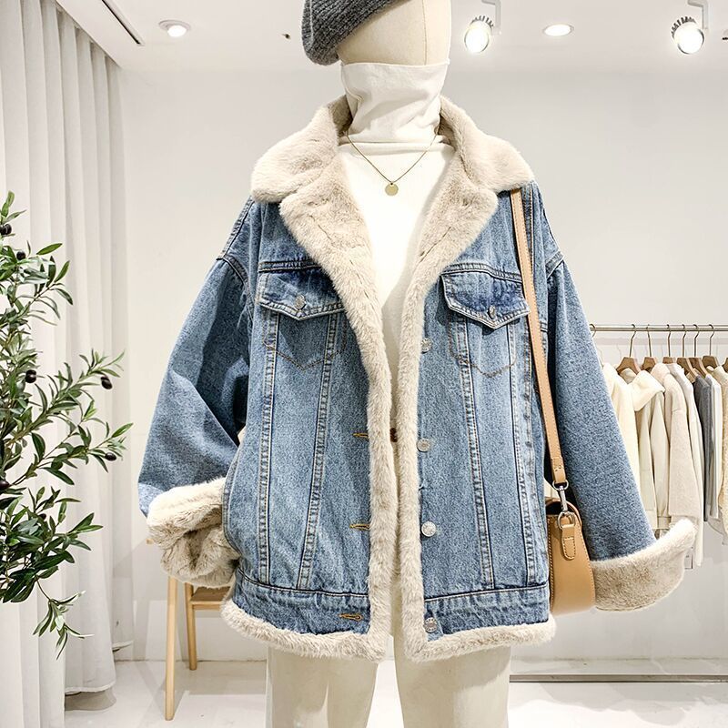 Cappotto invernale da donna oversize in denim caldo blu cielo. Ideale per uno stile casual autunno/inverno.