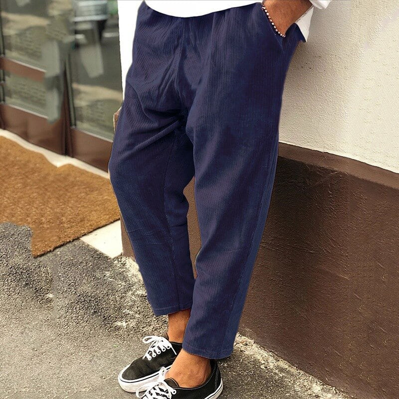 Pantaloni a coste uomo, modello largo e comodo. Ideali per look casual chic o eleganti. Stile vintage, gambe larghe moda.