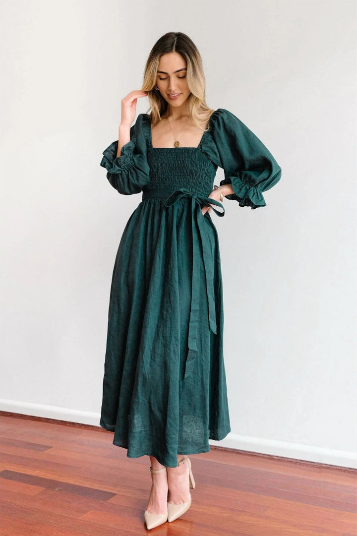 Abito estivo lungo donna, colore pastello, con laccio in vita. Design fluido e romantico per un outfit chic.
