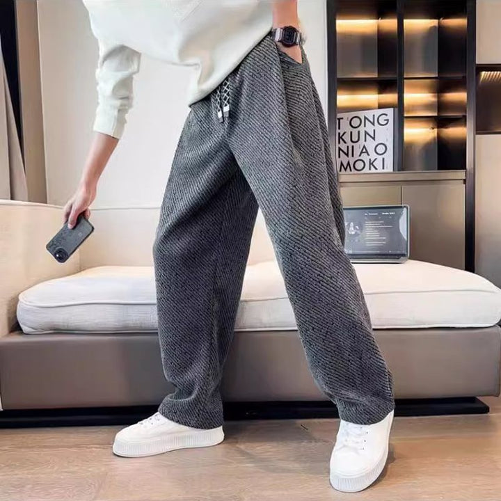 Pantaloni uomo comodi grigi a gamba dritta, vestibilità rilassata. Ideali per streetwear elegante o outfit casual di tutti i giorni.