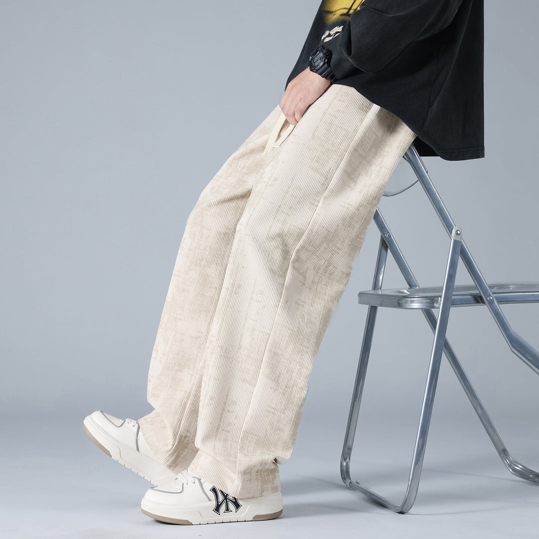 Dettaglio vita con cordoncino su pantaloni uomo in velluto a coste, ideali per l'abbigliamento autunnale.