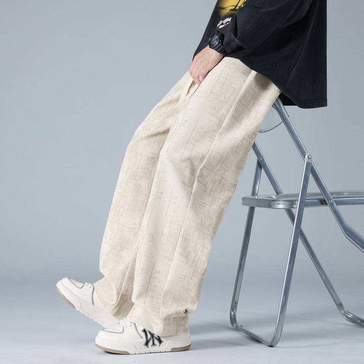Dettaglio vita con cordoncino su pantaloni uomo in velluto a coste, ideali per l'abbigliamento autunnale.