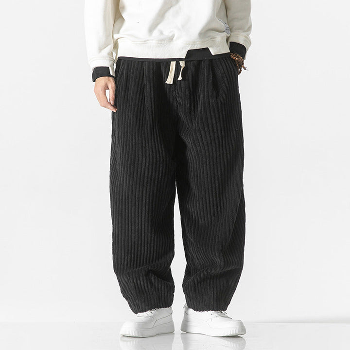Pantaloni casual uomo in velluto a coste morbido con vita elastica e tasche ampie, ideali per il comfort.