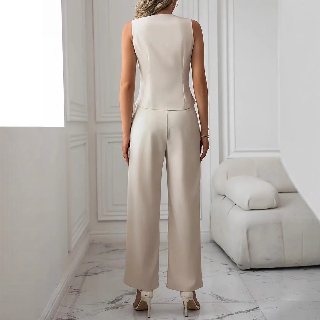 Gilet donna sartoriale e pantaloni formali off-white. Completo versatile per un outfit elegante e alla moda.