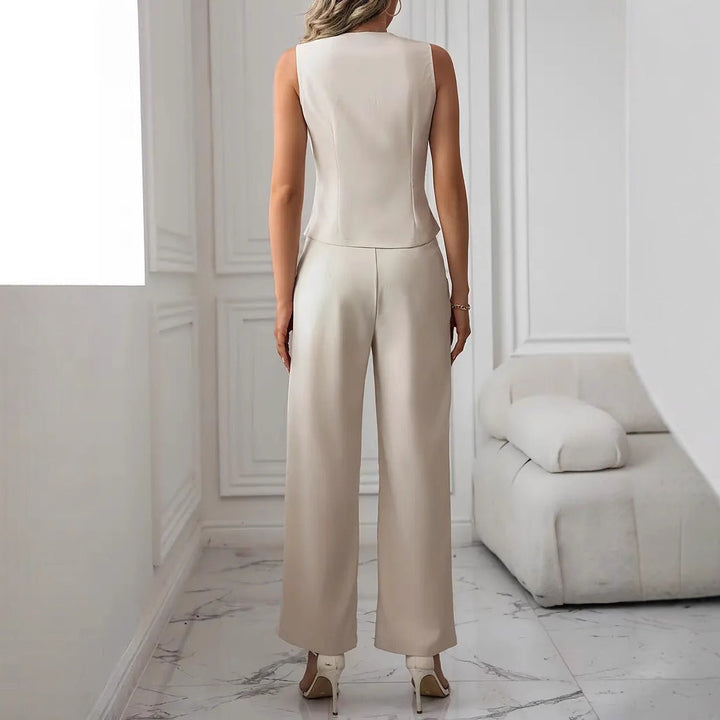 Gilet donna sartoriale e pantaloni formali off-white. Completo versatile per un outfit elegante e alla moda.