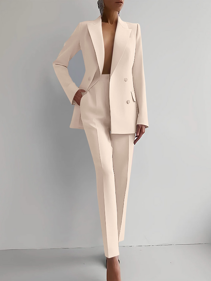 Completo donna dal taglio moderno e vestibilità comoda. Un set elegante e pratico per la moda femminile attuale.