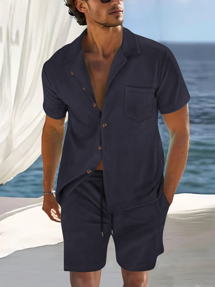 Set lino uomo coordinato, camicia e pantaloncini. Moda estiva casual per la spiaggia o outfit rilassati e chic.