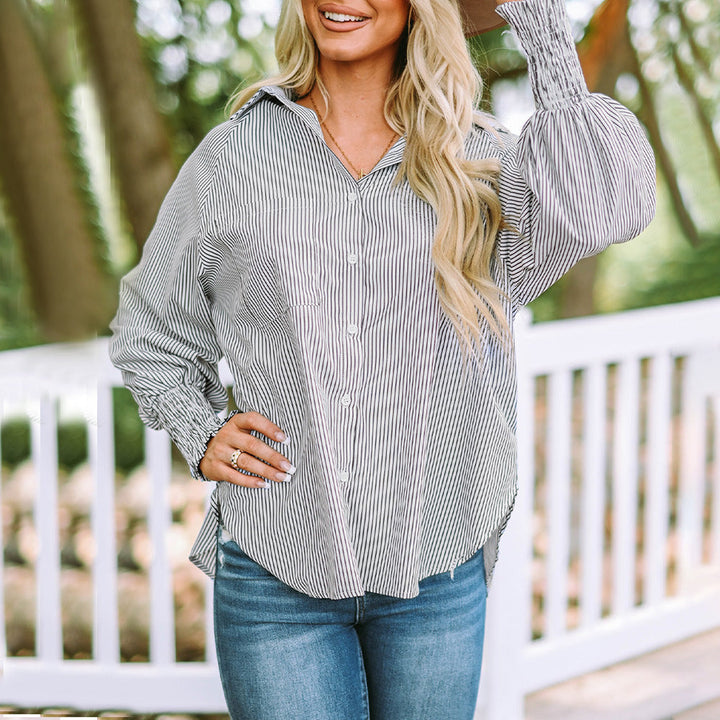 Camicia donna oversize a righe, abbottonata. Stile moda primavera estate, comfort versatile.