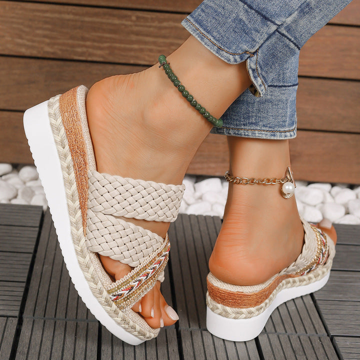 Eleganti sandali slip-on estivi da donna beige con tomaia intrecciata, perfetti per look casual e giornate al mare.