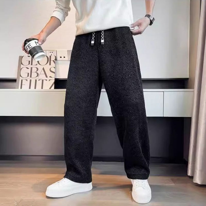 Pantaloni uomo bianchi a gamba dritta per un look streetwear rilassato. Vita elasticizzata garantisce massimo comfort e stile.