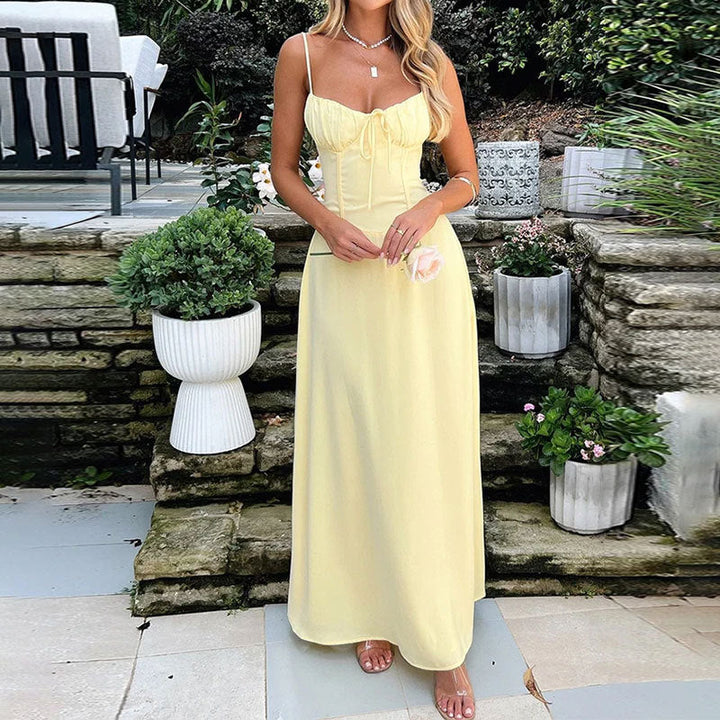 Elegante abito maxi donna smanicato fluido, con dettagli arricciati, ideale per moda estiva e serate chic.