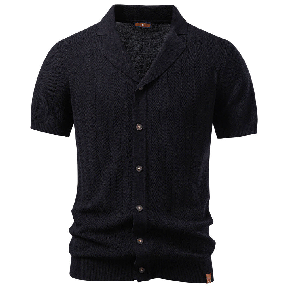 Cardigan uomo con bottoni e risvolto, maniche corte. Stile casual elegante, perfetto per outfit maschile estivo.