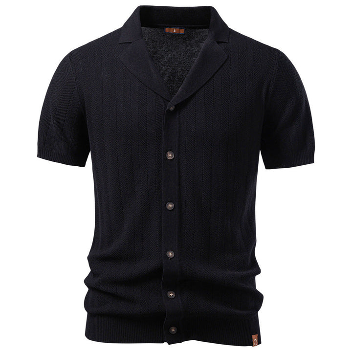 Cardigan uomo con bottoni e risvolto, maniche corte. Stile casual elegante, perfetto per outfit maschile estivo.