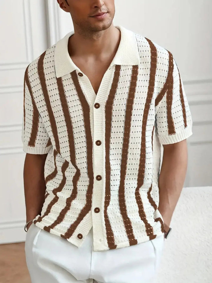 Polo uomo estiva a righe orizzontali, maniche corte, con bottoni. Versatile e confortevole per un look casual.