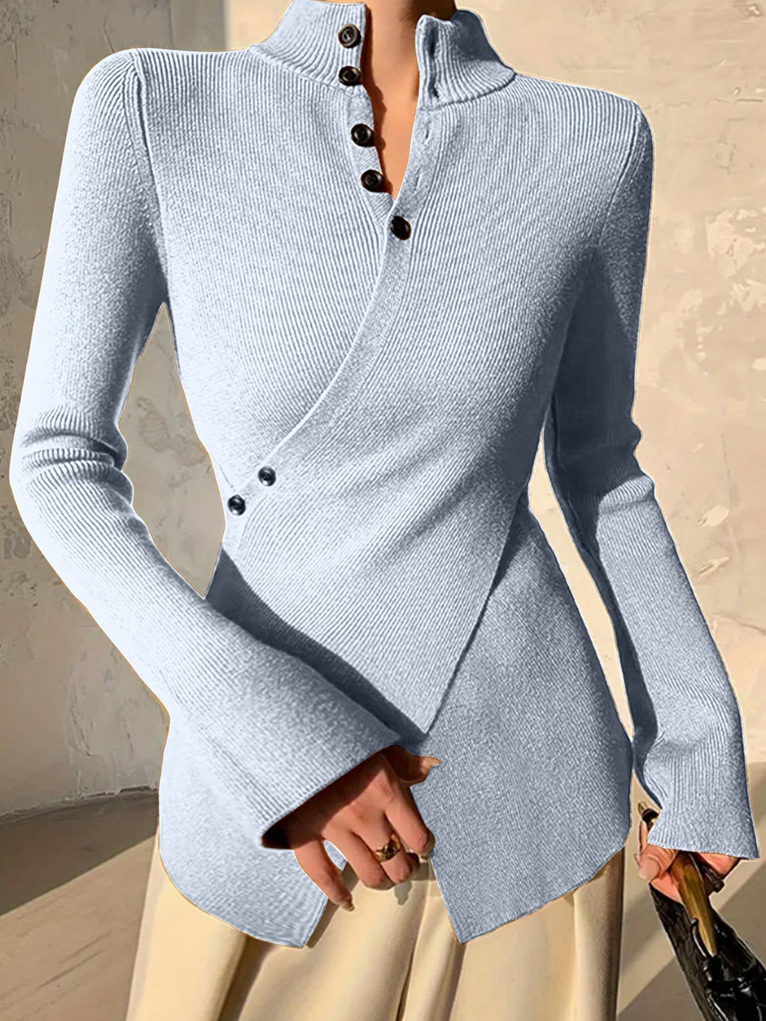 Maglione donna invernale avvolgente con collo alto, un capo di moda femminile versatile. Stile elegante e casual.