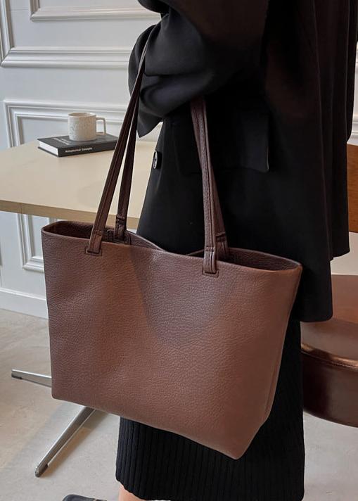 Borsa tote donna beige, design ampio e pulito. Spaziosa ed elegante, perfetta per l'uso quotidiano.