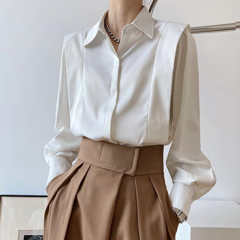 Camicia donna elegante, blusa bianca versatile con bottoni e maniche lunghe, perfetta per ufficio o outfit serale.