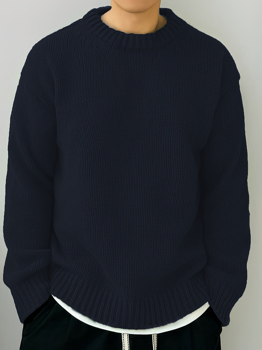 Maglione uomo autunnale moderno, pullover girocollo casual chic per un look versatile e confortevole.