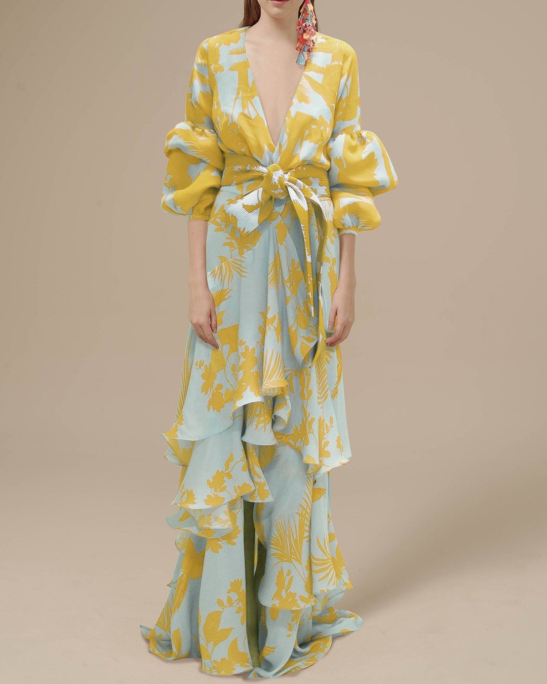 Elegante abito maxi da donna in chiffon stampato, con design fluido, ideale per eventi estivi e cerimonie.