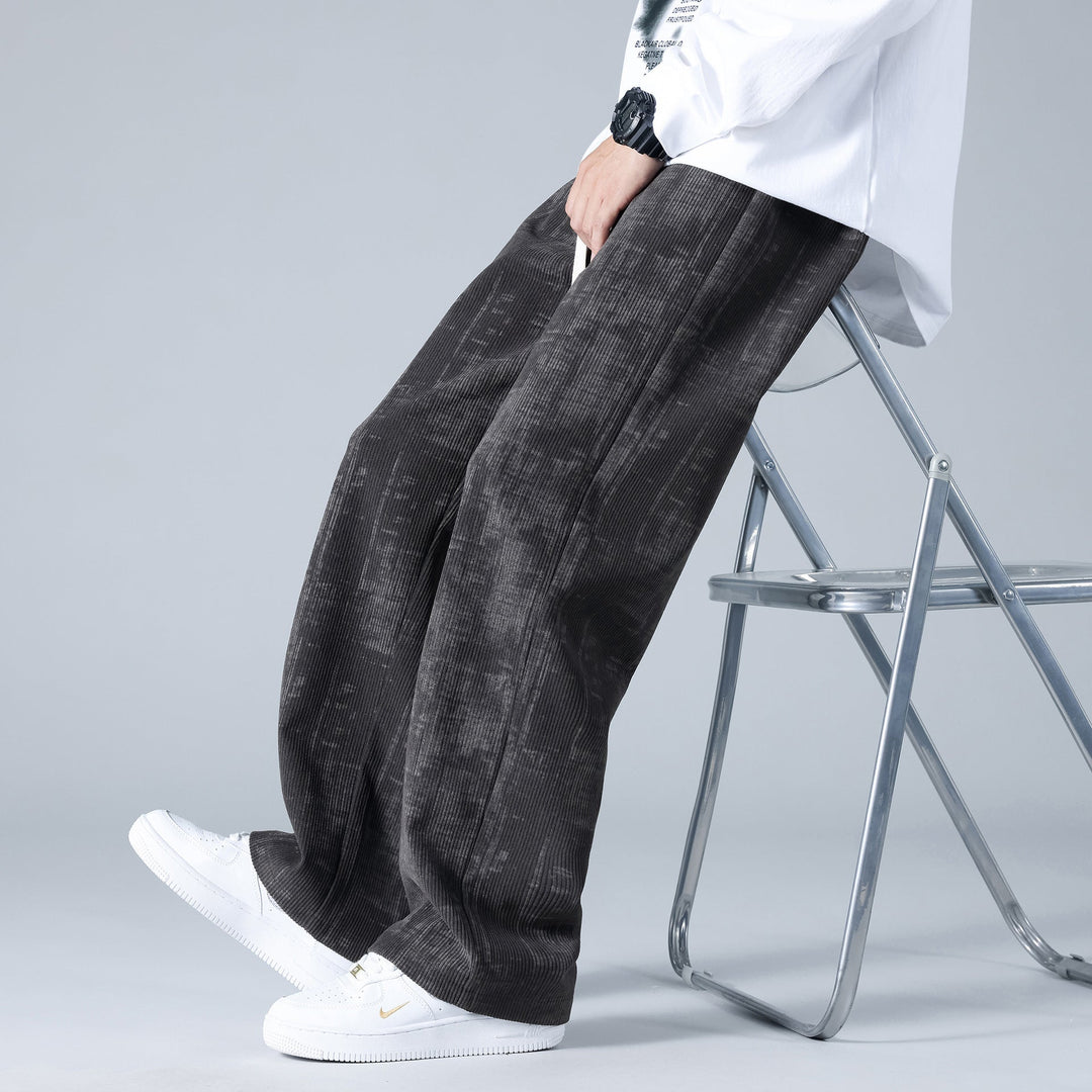 Pantaloni uomo in velluto a coste marrone, vita con cordoncino, stile casual autunnale.