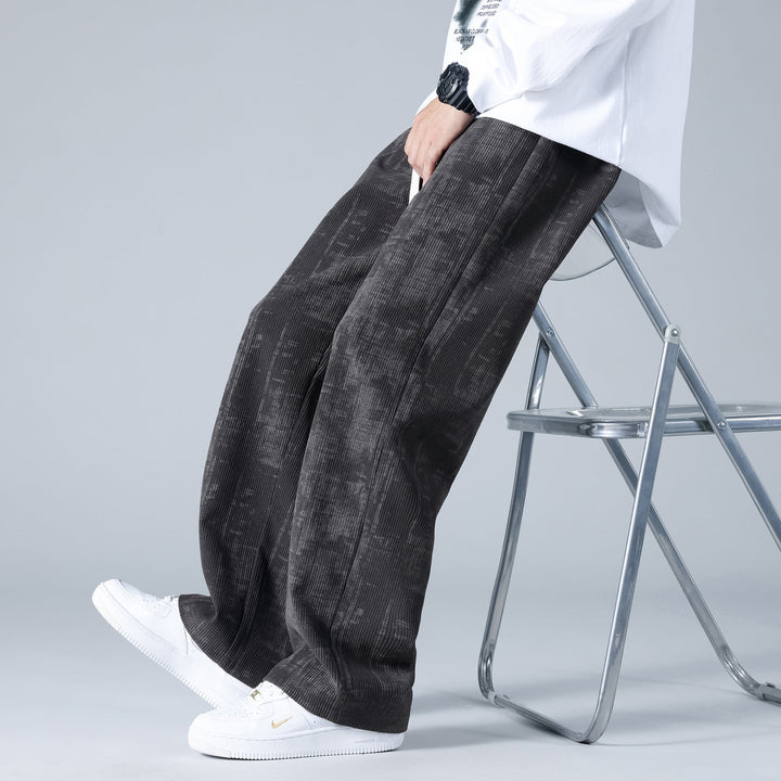 Pantaloni uomo in velluto a coste marrone, vita con cordoncino, stile casual autunnale.