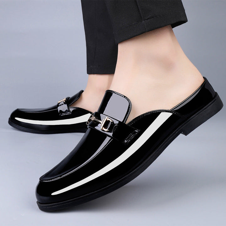 Pantofole uomo nere eleganti con dettaglio metallico, mocassini slip-on di qualità per stile e comfort.