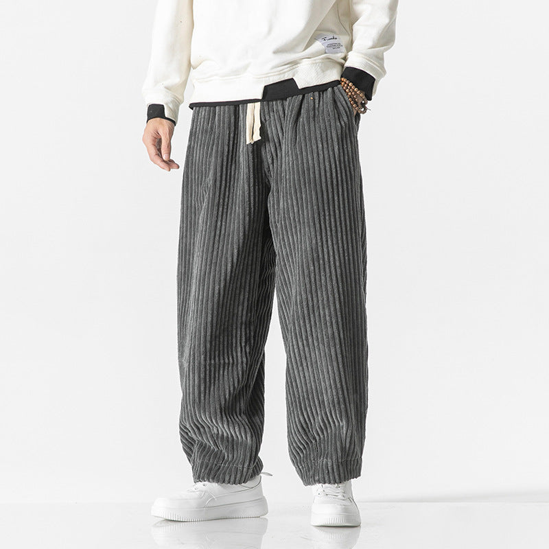 Pantaloni uomo in velluto con ampie tasche laterali e vita elastica, perfetti per look casual e pratico.